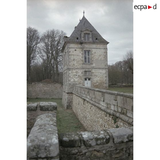 Fort de Feyzin (Lyon), église de Torfou (91), château du Mesnil Voisin (91). [légende d'origine]