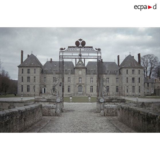 Fort de Feyzin (Lyon), église de Torfou (91), château du Mesnil Voisin (91). [légende d'origine]