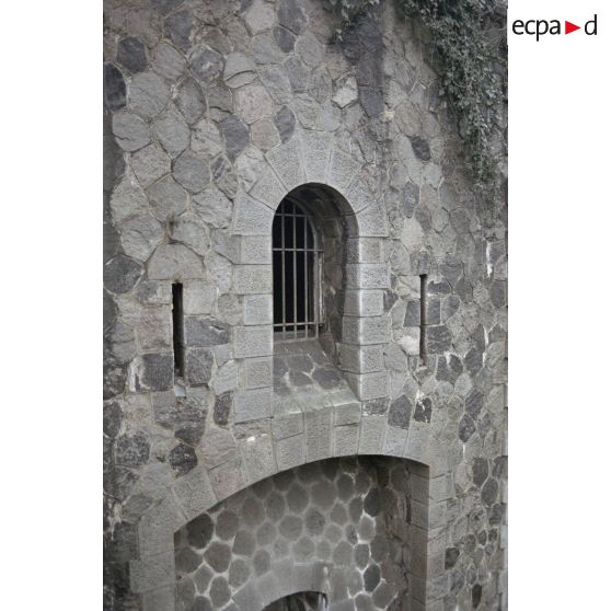 Fort de Feyzin (Lyon), église de Torfou (91), château du Mesnil Voisin (91). [légende d'origine]