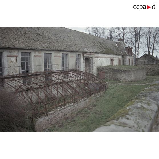 Fort de Feyzin (Lyon), église de Torfou (91), château du Mesnil Voisin (91). [légende d'origine]