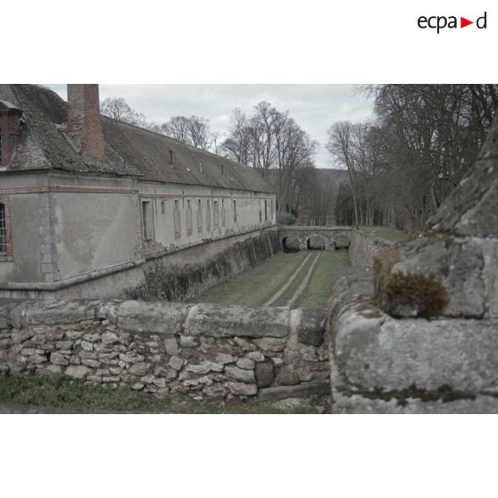Fort de Feyzin (Lyon), église de Torfou (91), château du Mesnil Voisin (91). [légende d'origine]