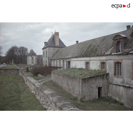 Fort de Feyzin (Lyon), église de Torfou (91), château du Mesnil Voisin (91). [légende d'origine]