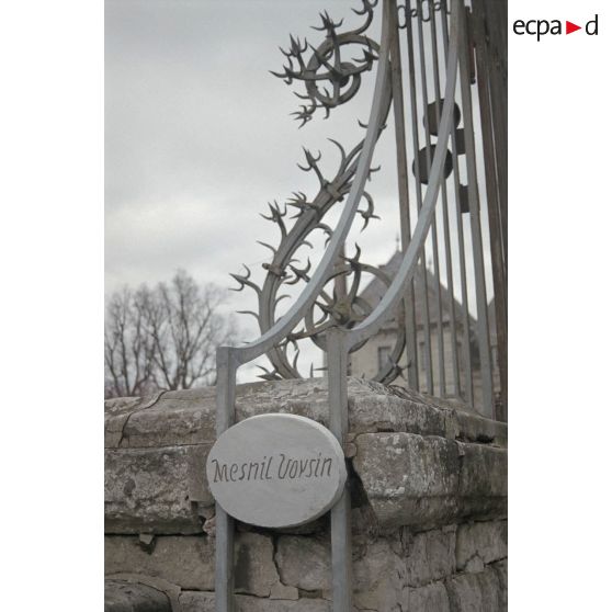 Fort de Feyzin (Lyon), église de Torfou (91), château du Mesnil Voisin (91). [légende d'origine]