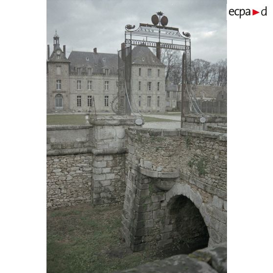 Fort de Feyzin (Lyon), église de Torfou (91), château du Mesnil Voisin (91). [légende d'origine]