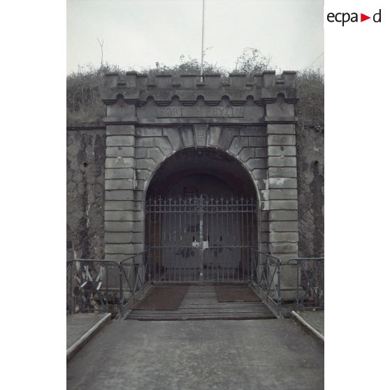 Fort de Feyzin (Lyon), église de Torfou (91), château du Mesnil Voisin (91). [légende d'origine]