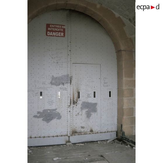 Fort de Feyzin (Lyon), église de Torfou (91), château du Mesnil Voisin (91). [légende d'origine]