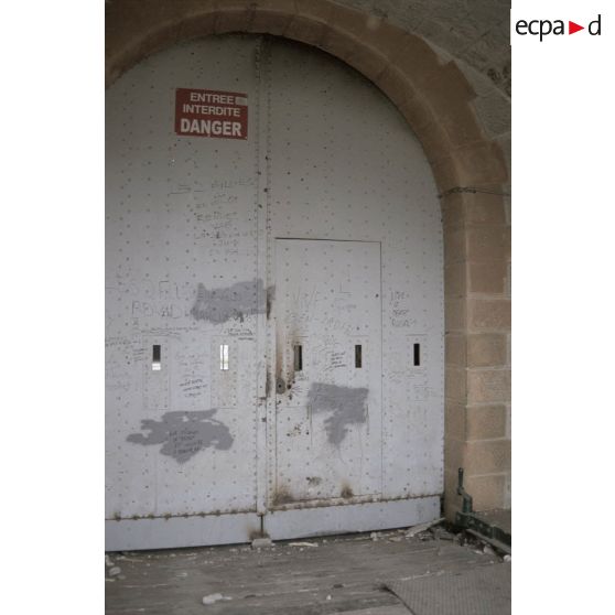 Fort de Feyzin (Lyon), église de Torfou (91), château du Mesnil Voisin (91). [légende d'origine]