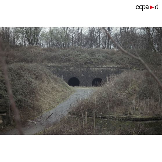 Fort de Feyzin (Lyon), église de Torfou (91), château du Mesnil Voisin (91). [légende d'origine]