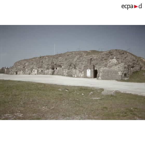 Fort de Vaux, ossuaire de Douaumont, fort de Douaumont. [légende d'origine]