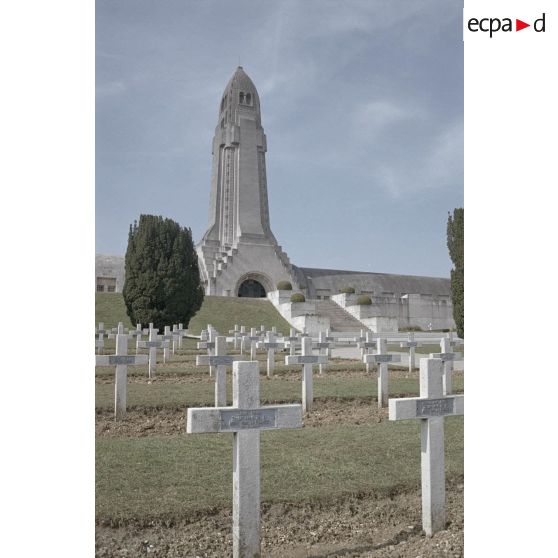 Fort de Vaux, ossuaire de Douaumont, fort de Douaumont. [légende d'origine]