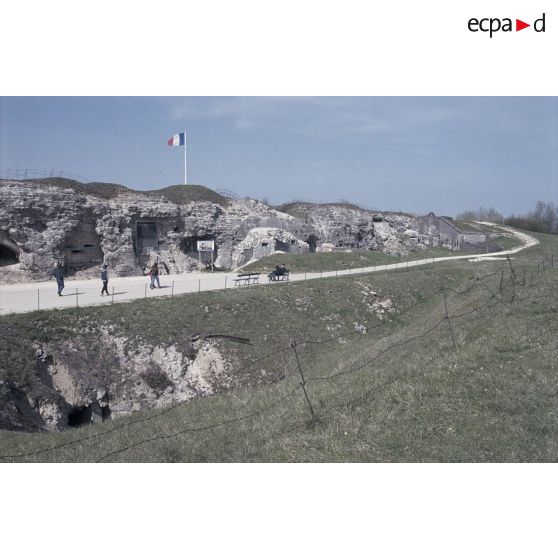 Fort de Vaux, ossuaire de Douaumont, fort de Douaumont. [légende d'origine]
