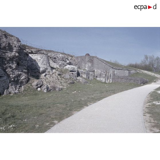 Fort de Vaux, ossuaire de Douaumont, fort de Douaumont. [légende d'origine]