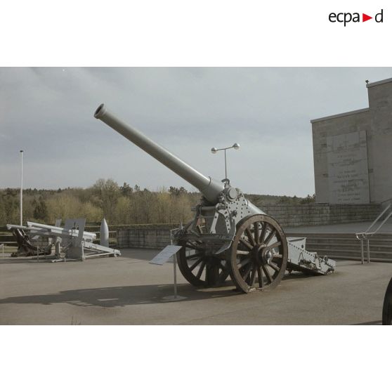 Fort de Douaumont, mémorial de Verdun, casemate Pamart, fort de Tavannes, blockhaus M5, PC de la batterie de l'Hôpital, entrée de guerre du fort de Souville. [légende d'origine]