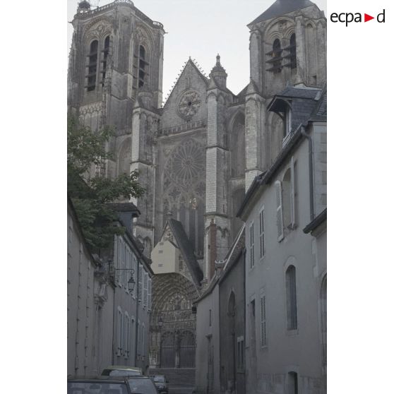 Fin Salses et suite voyage à Perpignan par cathédrale de Bourges. [légende d'origine]