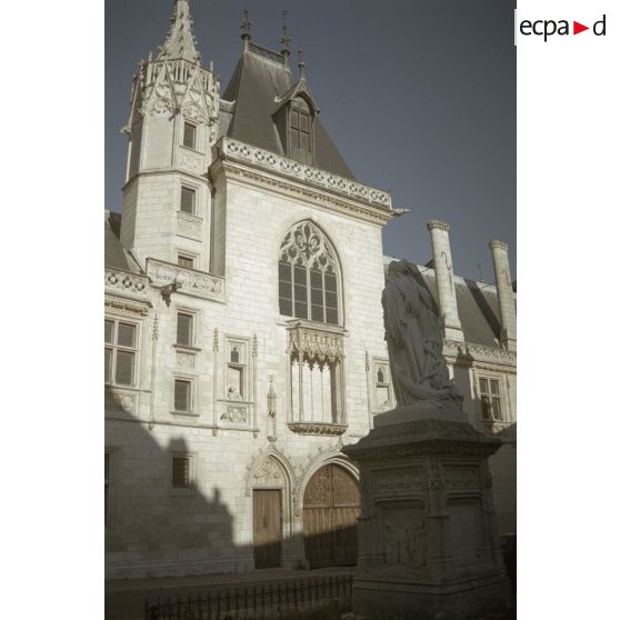 Fin Salses et suite voyage à Perpignan par cathédrale de Bourges. [légende d'origine]