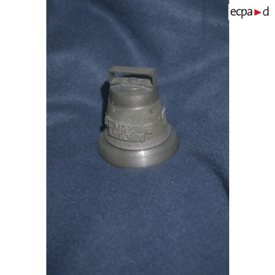 Batterie annexe du fort de Saint-Cyr, fort de Sucy-en-Brie, cloche miniature pour financement nouvelle église Saint-Maxime, feuillage église de Fontenay aux Roses. [légende d'origine]