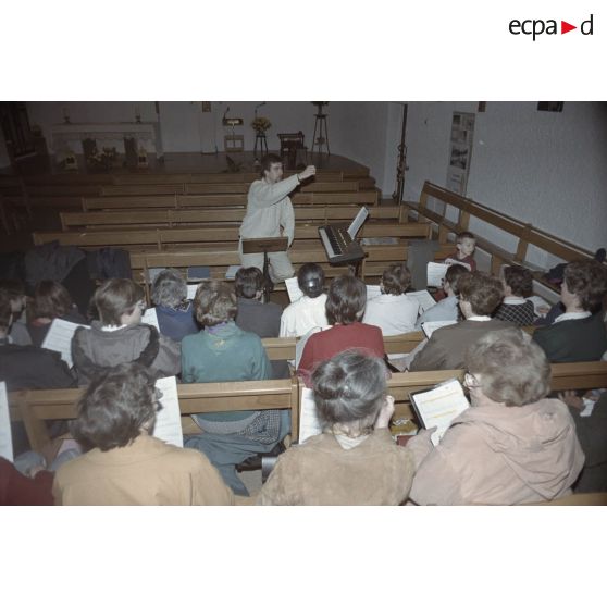 Fort de Cormeilles, répétition de chorale. [légende d'origine]