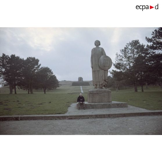 Fort de Lasnicourt (02), carrière des 3 tombes à Sept Morts, les fantômes à la Butte Chalmont. [légende d'origine]