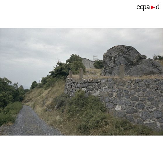 Saint Vincent les Forts : fort Joubert, redoute de Chaudon, tour Vauban. [légende d'origine]