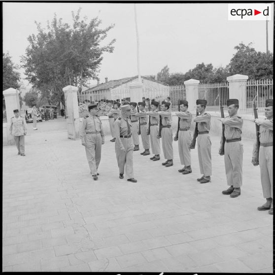 Revue des troupes du 3/51e RI (régiment d'infanterie) par un général de corps d'armée avant une opération dans le nord-constantinois.