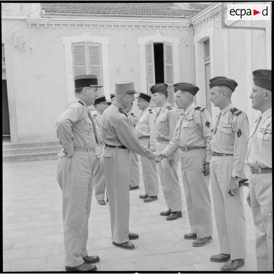 Revue des troupes du 3/51e RI (régiment d'infanterie) par un général de corps d'armée avant une opération dans le nord-constantinois.