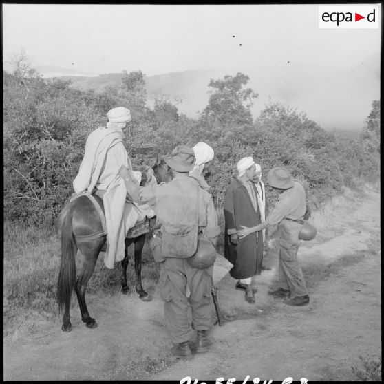 Fouille de villageois masculins par des soldats du 3/51e RI (régiment d'infanterie) lors d'une opération dans le nord-constantinois.
