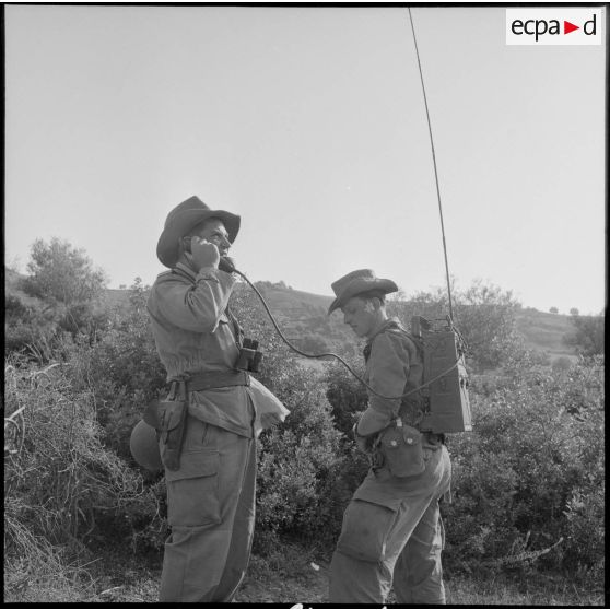 Transmission radio lors d'une opération dans le nord-constantinois avec le 3/51e RI (régiment d'infanterie).