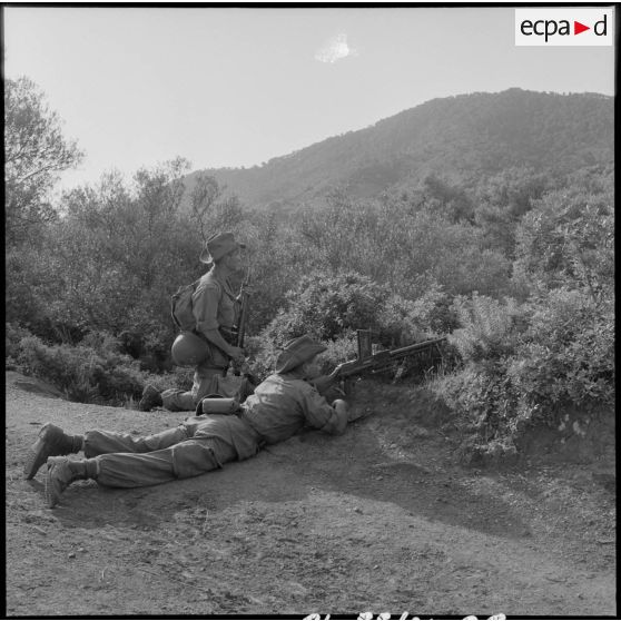 Poste de tir pour deux éléments du 3/51e RI (régiment d'infanterie) lors d'une opération dans le nord-constantinois.