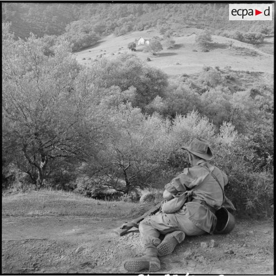 Poste de tir du 3/51e RI (régiment d'infanterie) lors d'une opération dans le nord-constantinois.