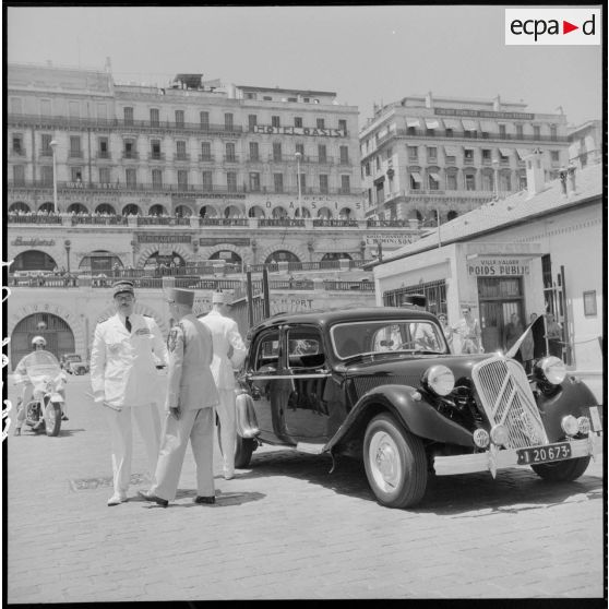 Cérémonie d'adieux du général Cherrière, commandant la 10e région militaire (RM) dans le port d'Alger.