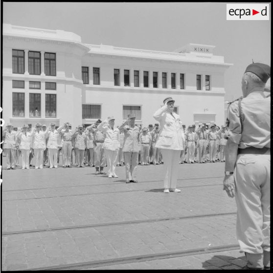 Cérémonie d'adieux du général Cherrière, commandant la 10e région militaire (RM) dans le port d'Alger.