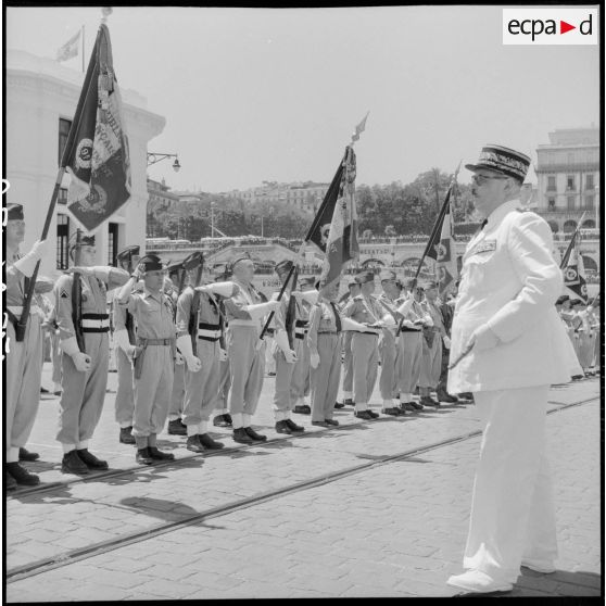 Cérémonie d'adieux du général Cherrière, commandant la 10e région militaire (RM) dans le port d'Alger.
