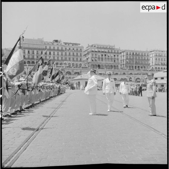 Cérémonie d'adieux du général Cherrière, commandant la 10e région militaire (RM) dans le port d'Alger.