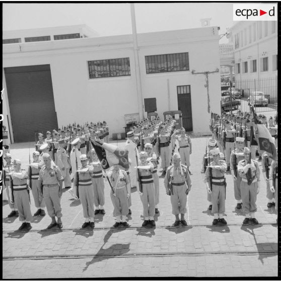 Cérémonie d'adieux du général Cherrière, commandant la 10e région militaire (RM) dans le port d'Alger.
