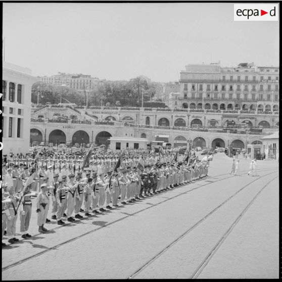 Cérémonie d'adieux du général Cherrière, commandant la 10e région militaire (RM) dans le port d'Alger.