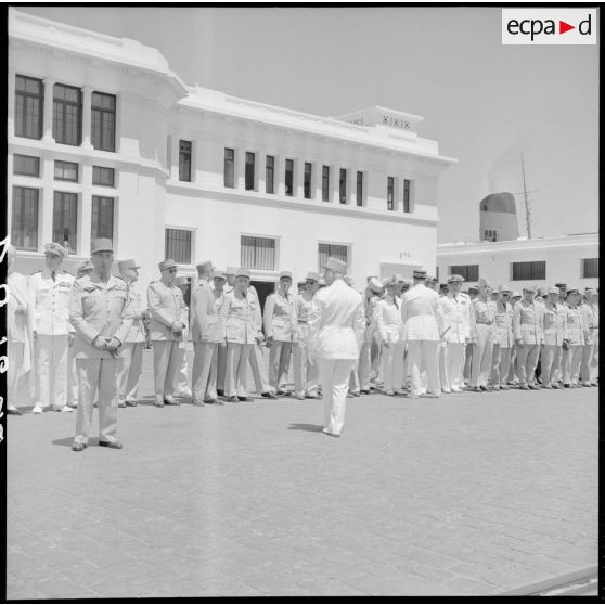 Cérémonie d'adieux du général Cherrière, commandant la 10e région militaire (RM) dans le port d'Alger.