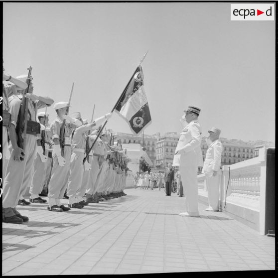 Cérémonie d'adieux du général Cherrière, commandant la 10e région militaire (RM) dans le port d'Alger.