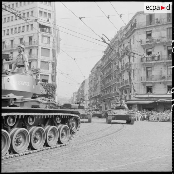 Défilé des chars lors du 14 Juillet à Alger.