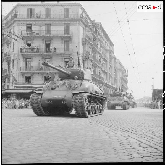 Défilé des chars lors du 14 Juillet à Alger.