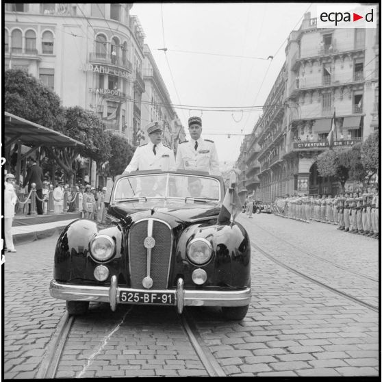 Défilé du gouverneur général de l'Algérie Jacques Soustelle et du commandant de la Xe région militaire, le général Lorillot, lors du 14 Juillet à Alger.