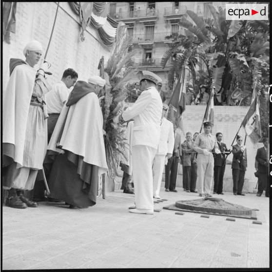 Ranimage de la flamme par Jacques Soustelle au monument aux morts d'Alger à l'occasion du 14 juillet.