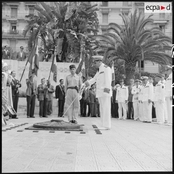 Ranimage de la flamme par Jacques Soustelle au monument aux morts d'Alger à l'occasion du 14 juillet.