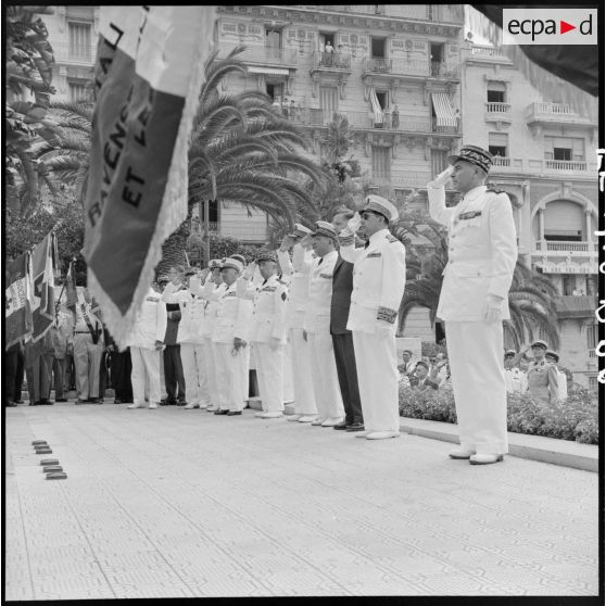 Ranimage de la flamme par Jacques Soustelle au monument aux morts d'Alger à l'occasion du 14 juillet.