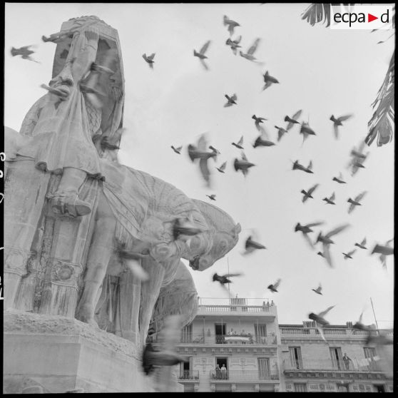 Vue sur le monument aux morts et les balcons ornés de drapeaux français à l'occasion du 14 Juillet à Alger.