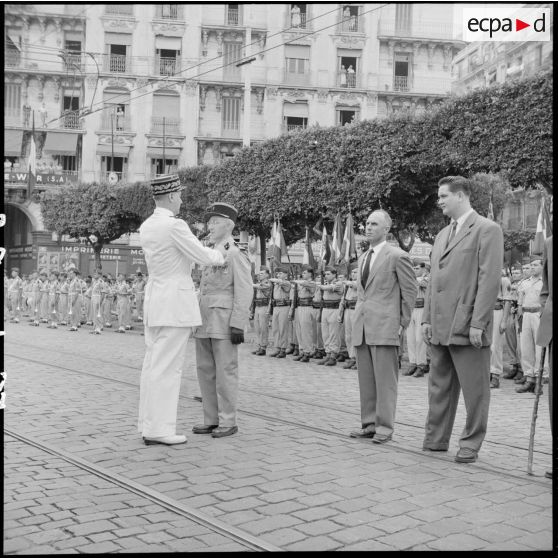 Remise de décorations lors du défilé du 14 Juillet à Alger.