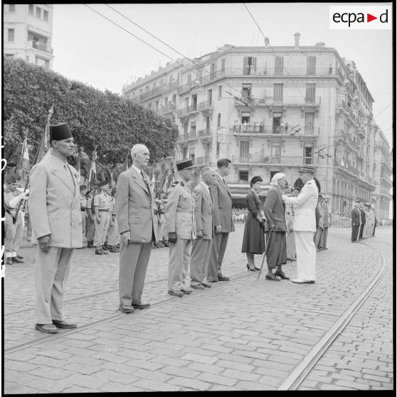 Remise de décorations lors du défilé du 14 Juillet à Alger.