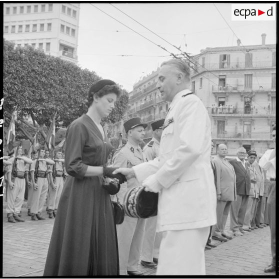 Remise de décorations lors du défilé du 14 Juillet à Alger.