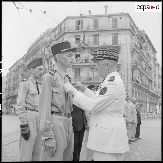 Remise de décorations lors du défilé du 14 Juillet à Alger.
