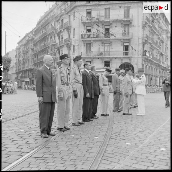 Remise de décorations lors du défilé du 14 Juillet à Alger.