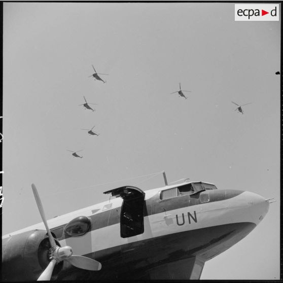 Arrivée de six hélicoptères Sikorsky cédés par l'armée américaine à la France sur la base aérienne de Boufarik.